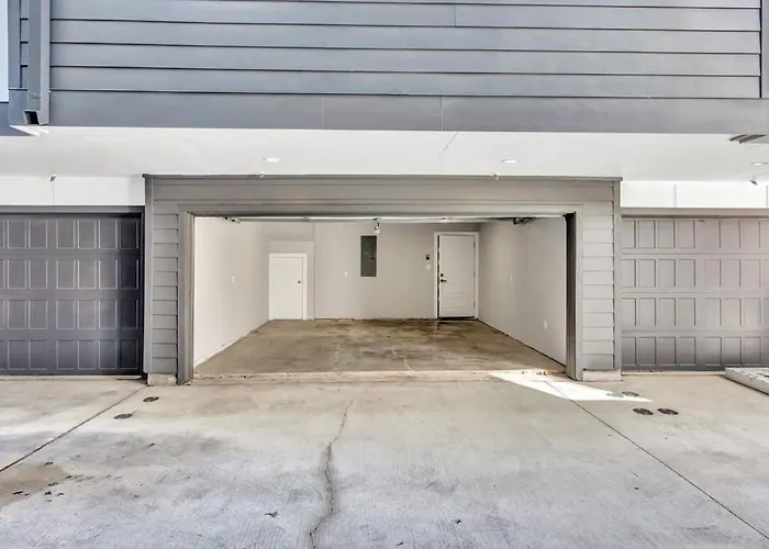 Private Rooftop Patio + 4 Story In Downtown Fw